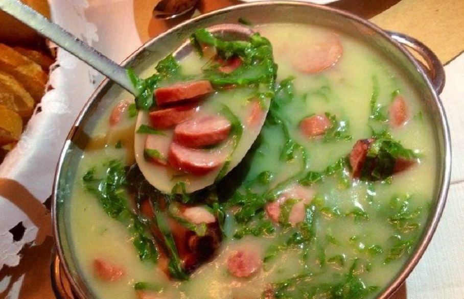 Caldo verde com linguiça defumada: uma delicia portuguesa, com certeza