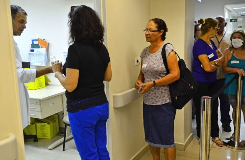 Câmara dos Deputados aprova projeto que torna crime furar a fila de vacinação - Jornal da Franca