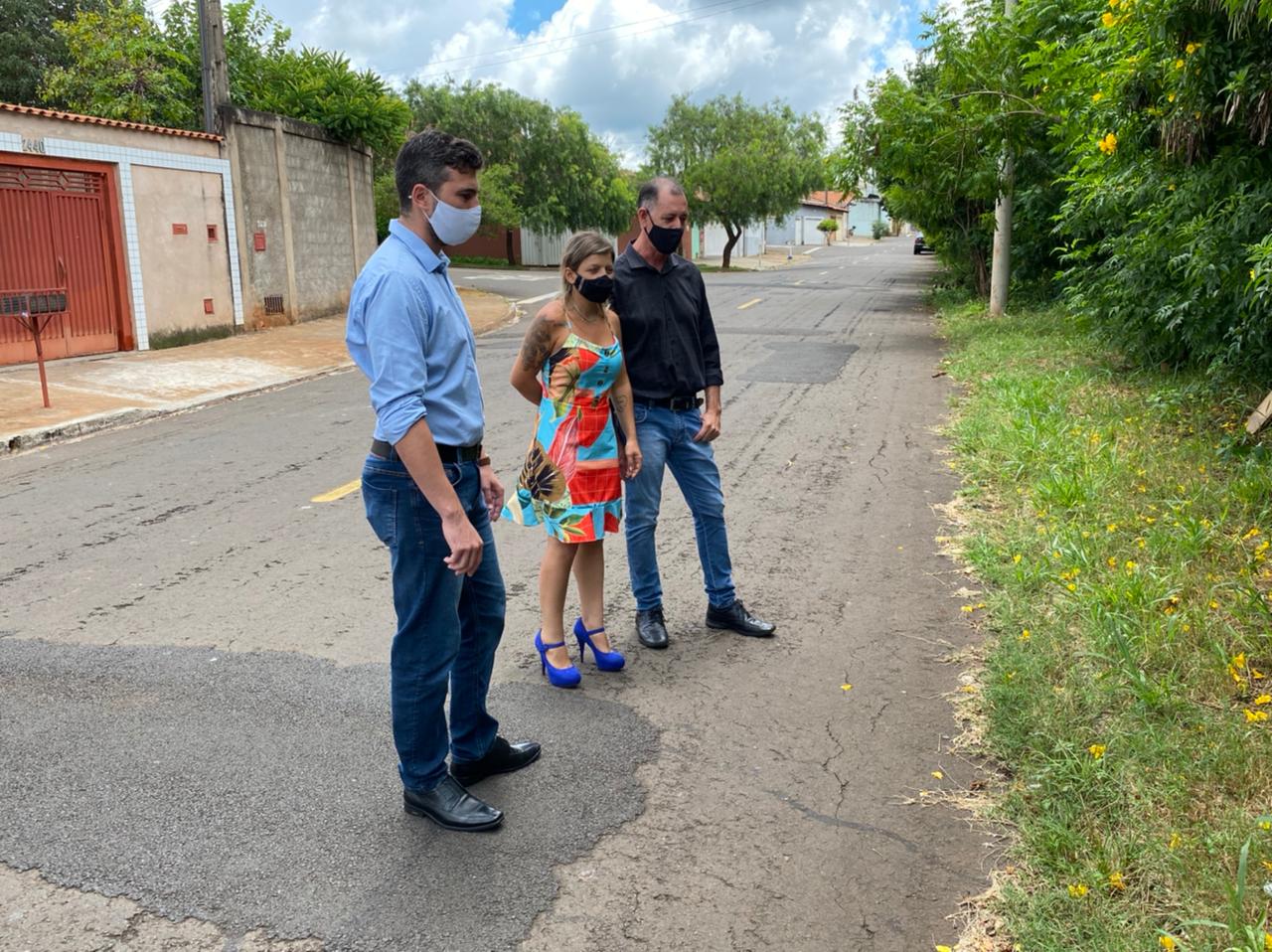 Sem calçada em APPs, moradores do Jardim Luiza I caminham pelo meio da rua