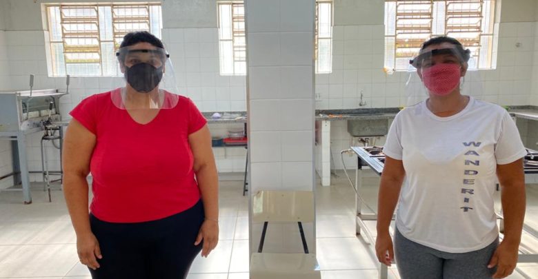 Professores, em Jeriquara, recebem material de EPIs para trabalho na Covid