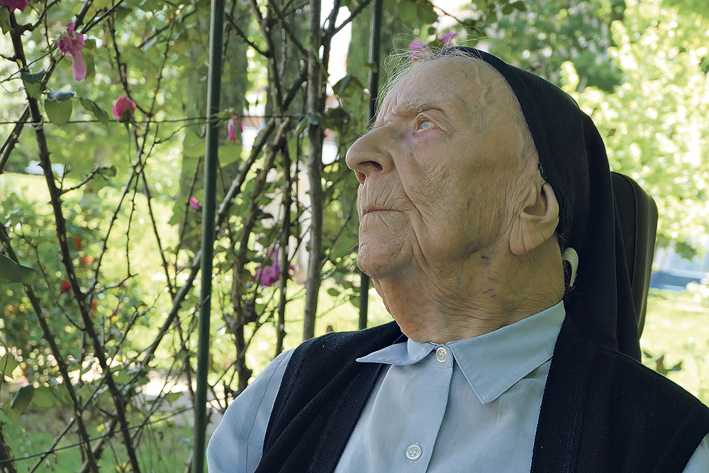Cinco dias antes de completar 117 anos, freira se recupera de Covid fora do hospital