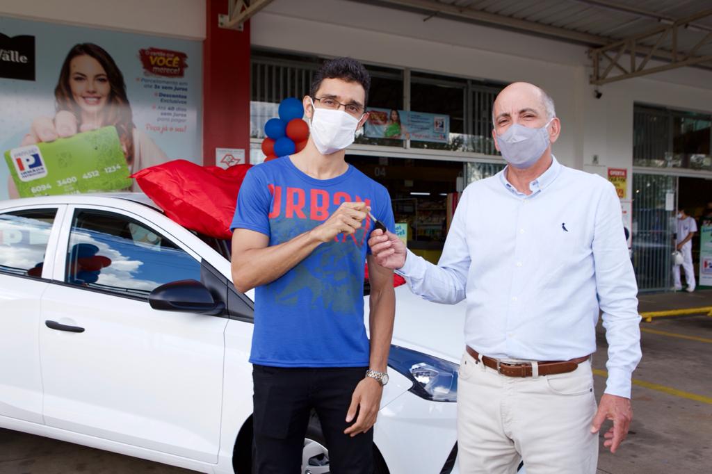 Tarcísio Bôtto, presidente da ACIF, entrega prêmio ao ganhador, Matheus Gera