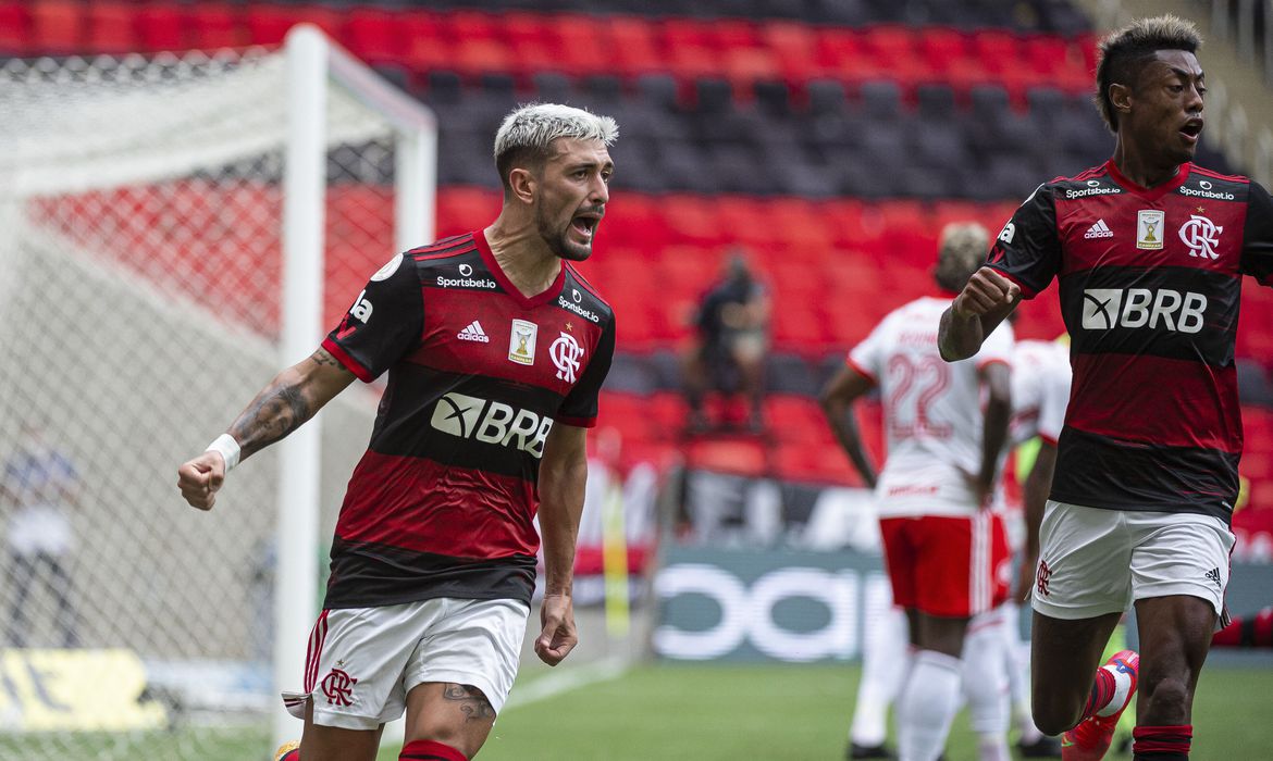 São Paulo e Corinthians “decidem” o Brasileirão como figurantes de Fla e Inter