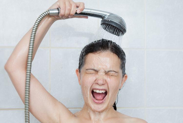 Banho quente pode relaxar e até aliviar dores, enquanto o banho frio é energizante e antidepressivo