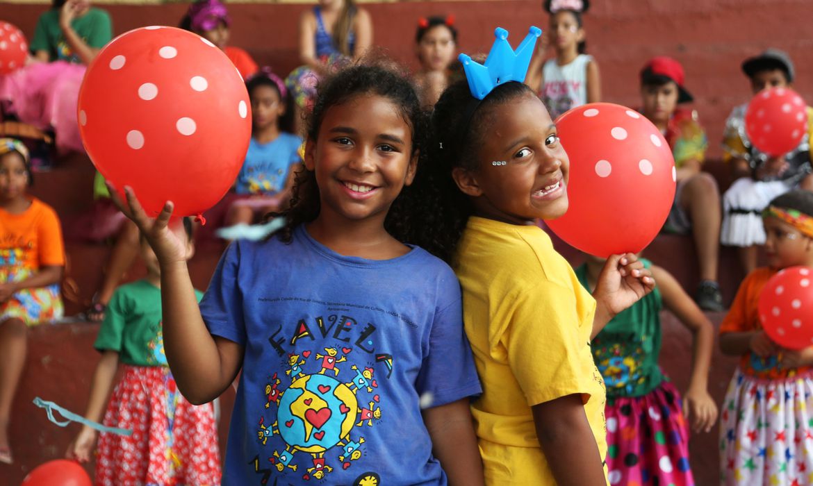 ONG produz vídeos para alegrar carnaval de crianças e jovens em casa; confira como