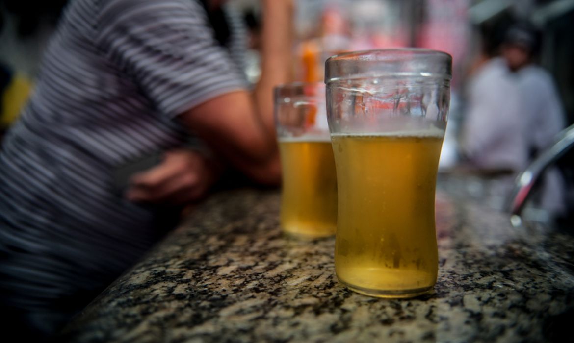 Consumo de cerveja no Brasil foi diretamente influenciado pela pandemia e auxílio emergencial
