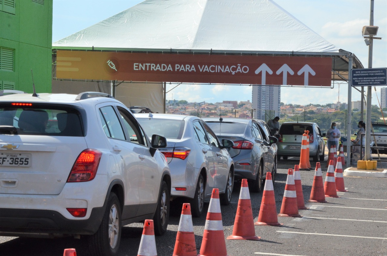 Posto de vacinação no sistema drive-thru instalado no Poliesportivo