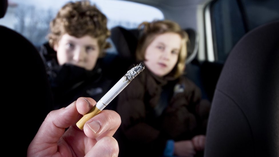 Fumaça de cigarro aumenta risco de pressão alta em crianças