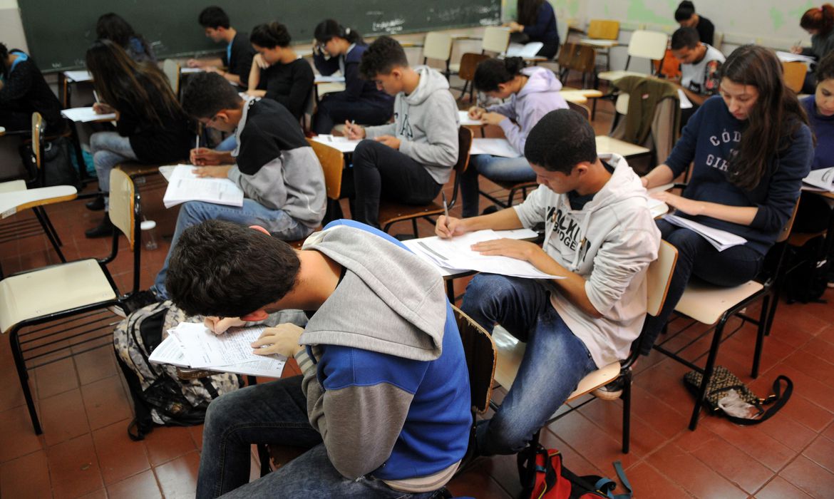 Governo pagará até R$ 9.200 para estudantes de baixa renda concluírem ensino médio