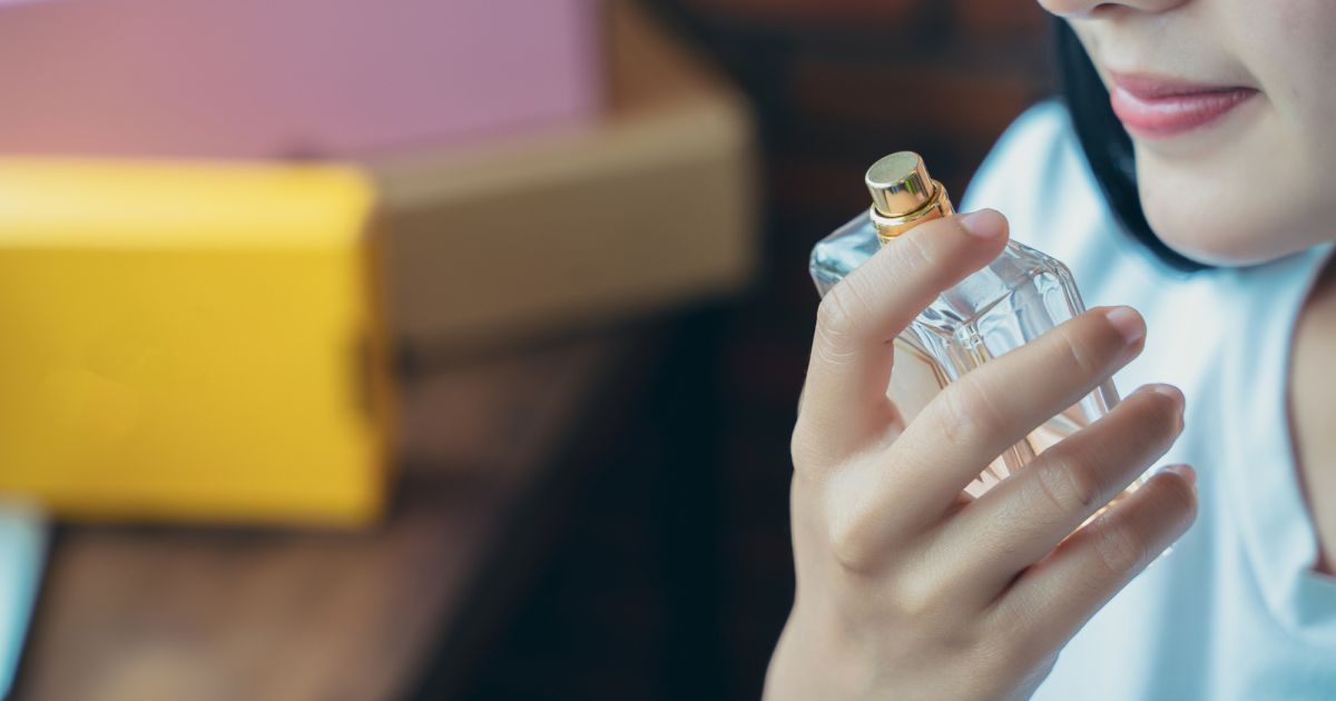 Aprenda a tirar o cheiro de perfume do frasco para poder reaproveitá-lo