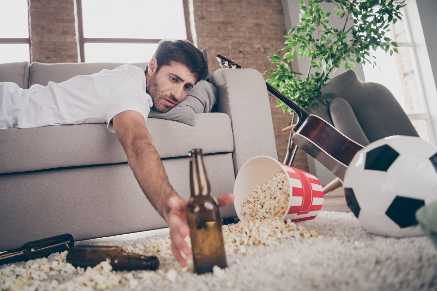 Quantas horas diárias você passa no sofá? Conheça os efeitos para o seu corpo