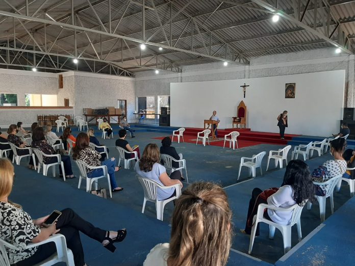 Professores recebem notebooks para aulas presenciais e virtuais em Ibiraci