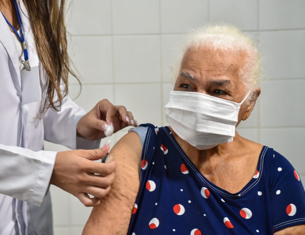 Secretaria de Saúde de Franca segue com vacinação de idosos e profissionais da saúde