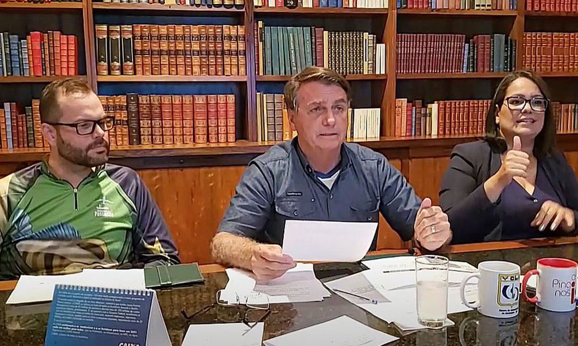 Bolsonaro propõe a divulgação dos valores dos impostos nas bombas aos consumidores