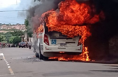 Momentos de pânico na Vila São Sebastião: ônibus da São José é incendiado no bairro - Jornal da Franca