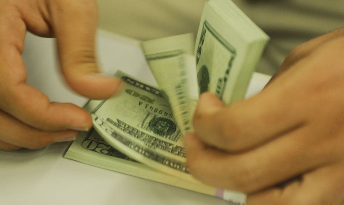 Dólar registra menor valor em uma semana com posse de presidentes do Senado e Câmara