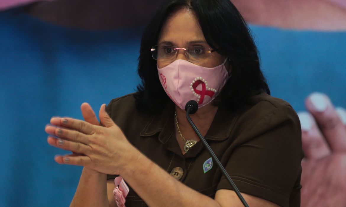 Ministra Damares anuncia novas medidas de combate ao feminicídio no país