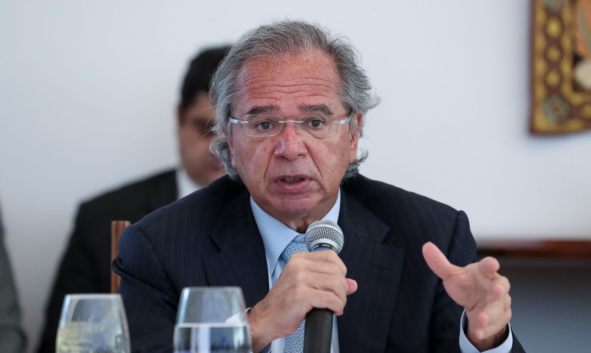 Ministro Paulo Guedes afirmou que Auxílio Emergencial pode voltar, mas apenas para metade dos beneficiários