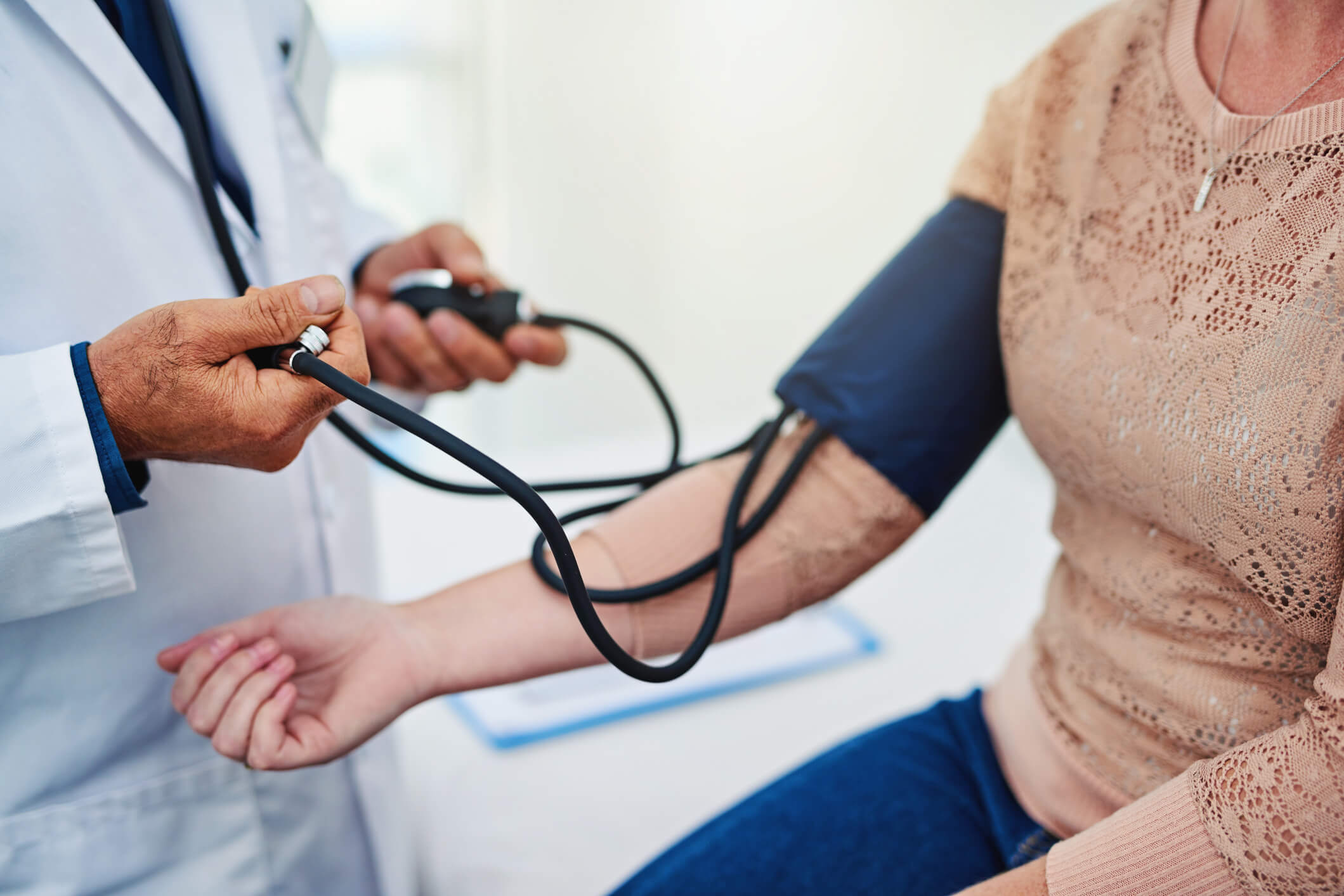Pressão arterial de mulheres deve ser aferida de forma diferente, diz estudo