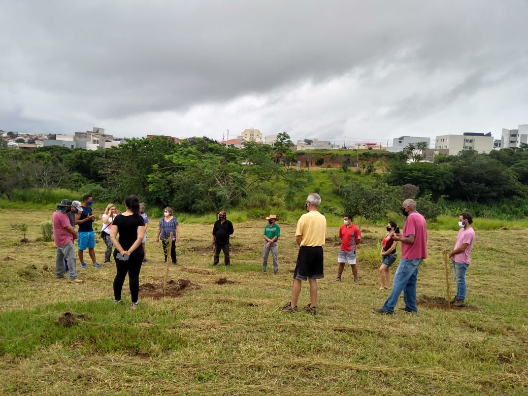 Moradores do Jardim Piratininga realizaram plantio de mudas junto com a Prefeitura de Franca