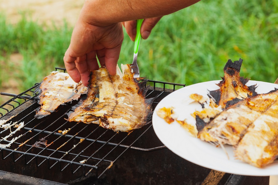 Dica para grelhar peixe: saiba aqui como evitar que se cole e desfaça na grelha