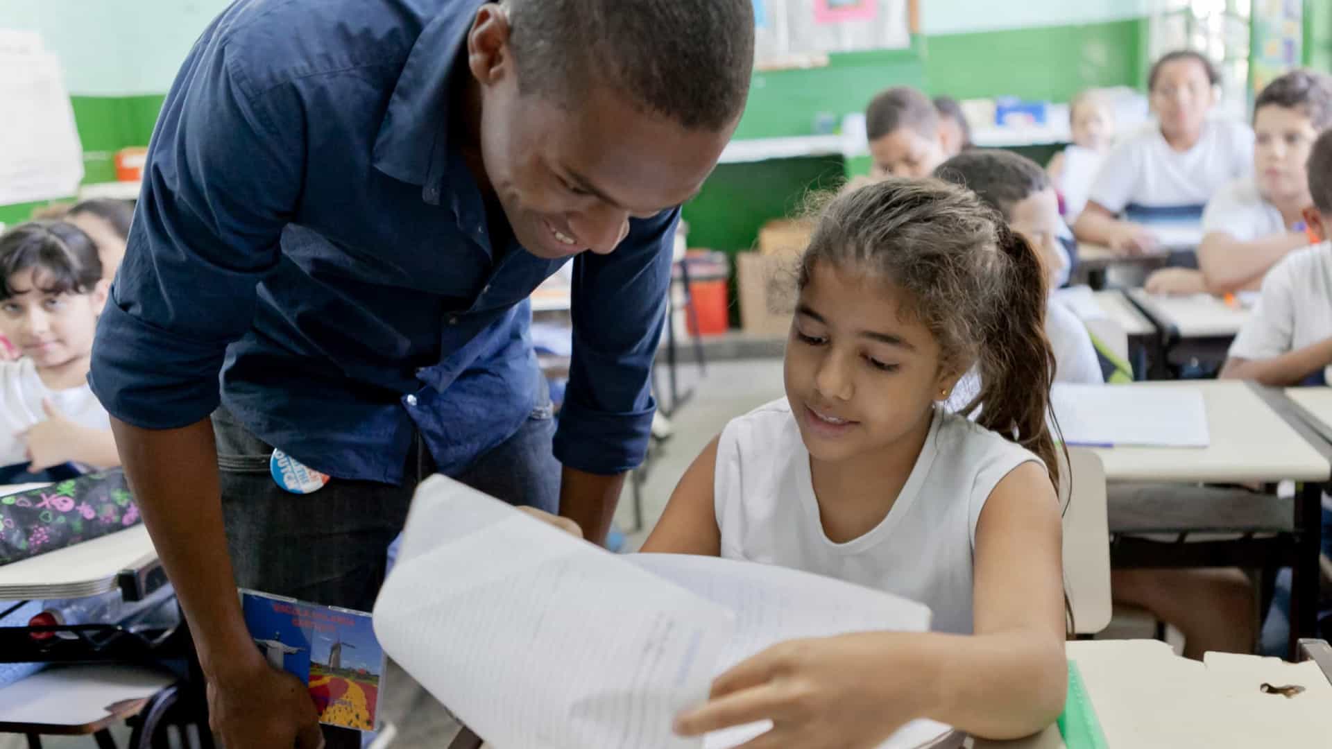 Escolas estaduais de SP retomam aulas presenciais com até 25% menos professores