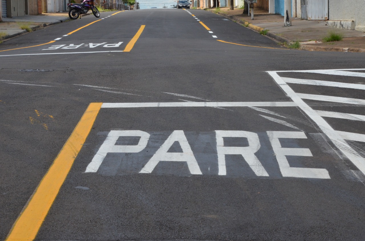 Após serviços de recapeamento, ruas do bairro Ângela Rosa recebem sinalização