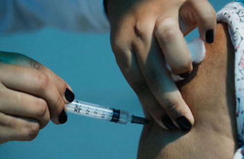 Estudo aponta eficácia de apenas uma dose da vacina em quem já teve covid-19 - Jornal da Franca