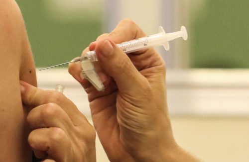 Em ritmo bastante lento, Brasil aplicou mais de 7 milhões de doses de vacina - Jornal da Franca