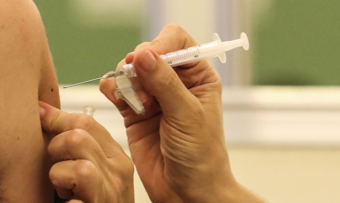 Ministério da Saúde reduziu número de doses da vacina contra covid-19
