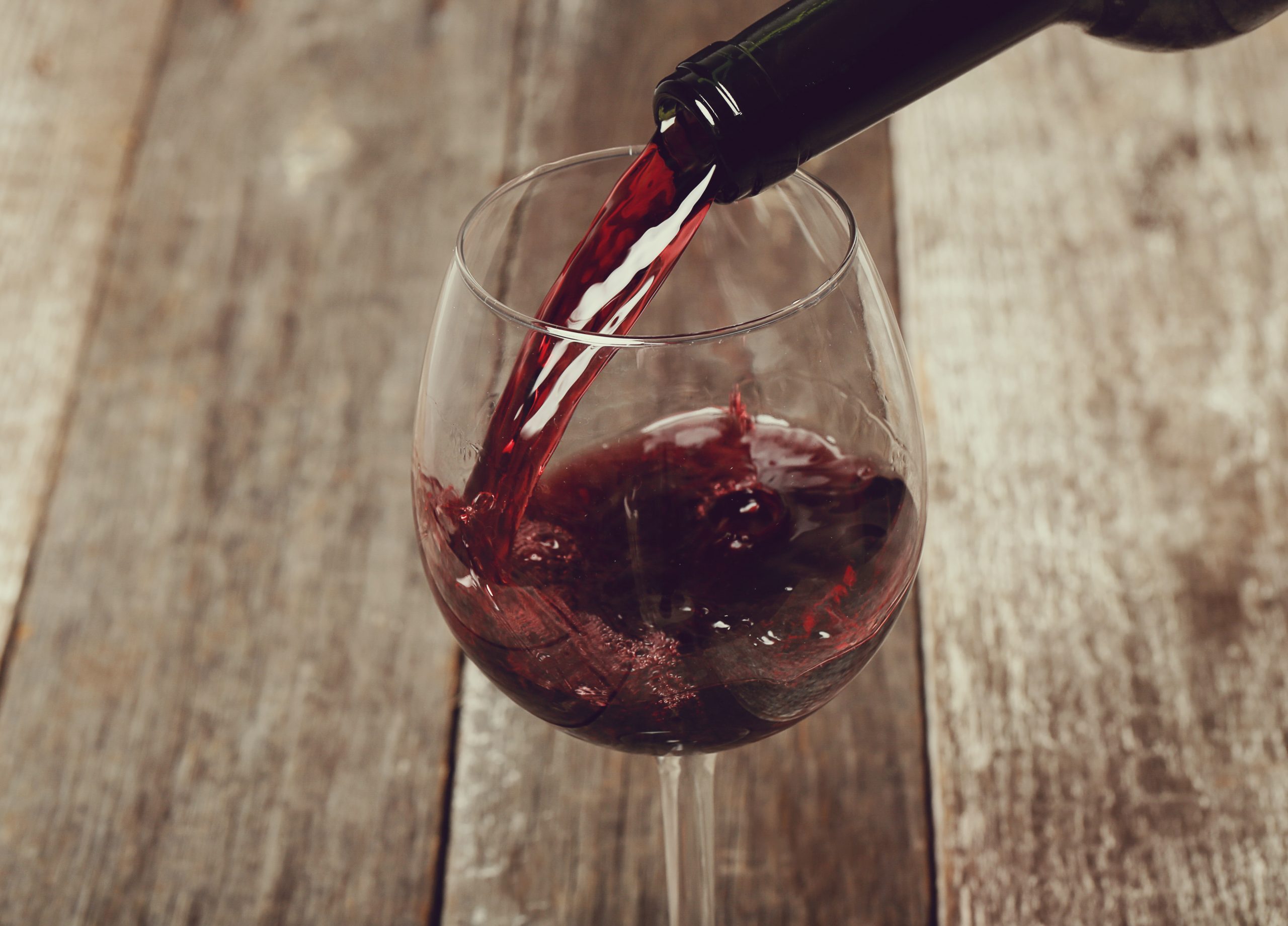 Ácido tânico, presente no vinho tinto, pode ajudar a inibir infecção por covid-19
