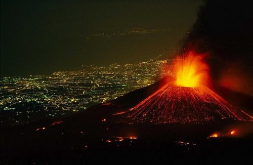 Cartão postal: Etna, maior vulcão da Europa, ainda ativo, ilumina a noite na Sicília - Jornal da Franca