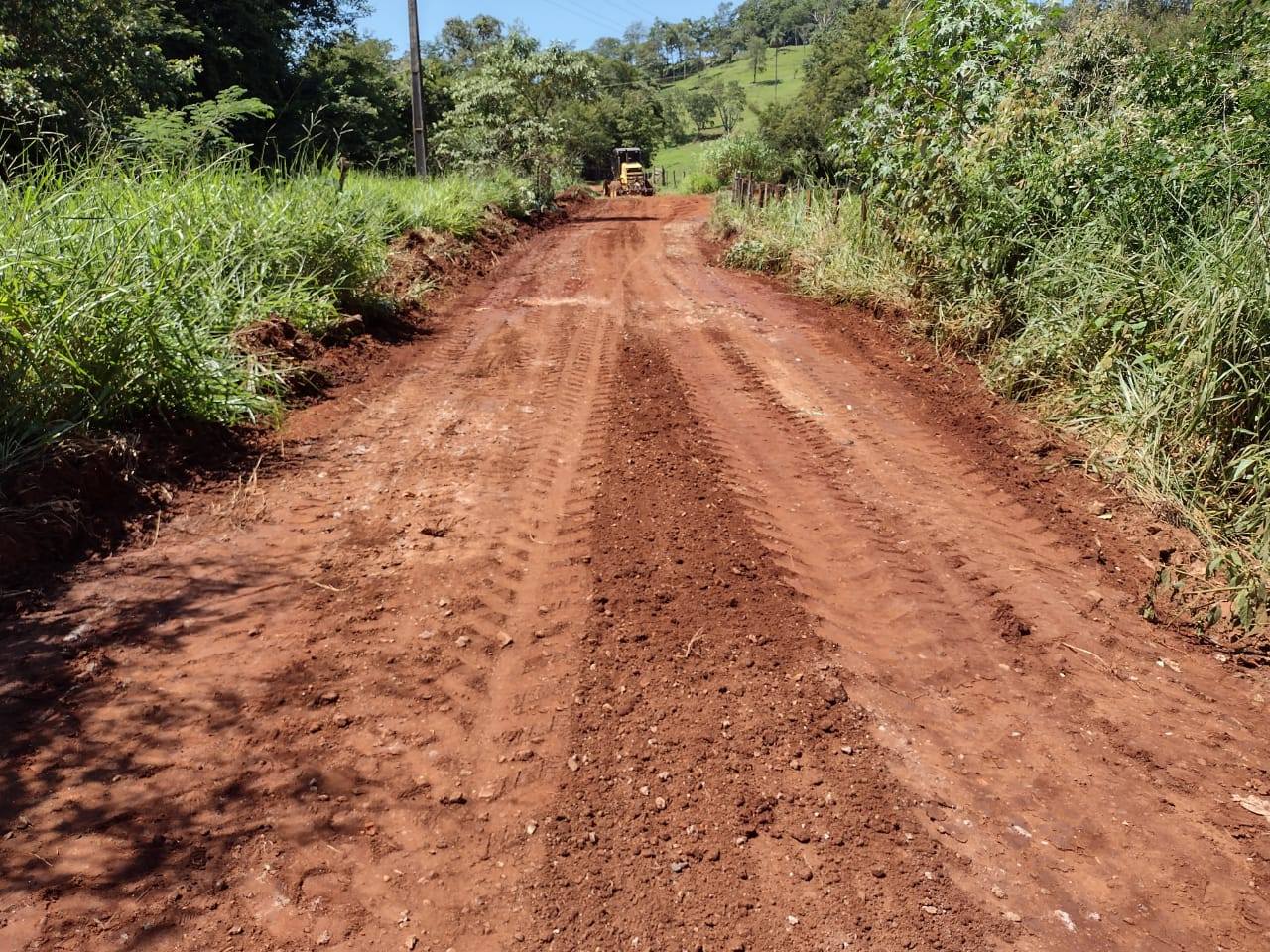 Estradas rurais recebem manutenção da Prefeitura na zona rural de Cristais Paulista
