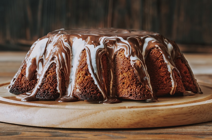 Os clássicos nunca saem de moda! Que tal um bolo de chocolate simples e cremoso?