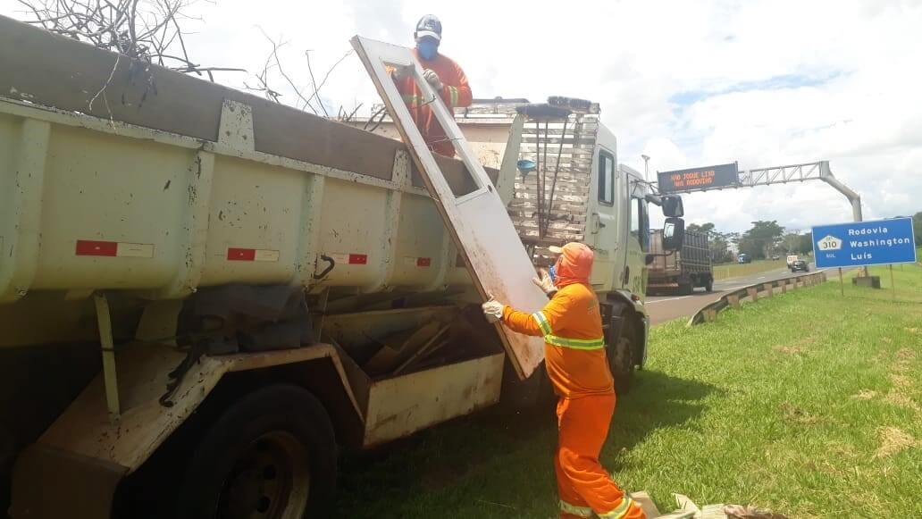 Motoristas emporcalham acostamentos das rodovias; 20 toneladas de lixo recolhidas