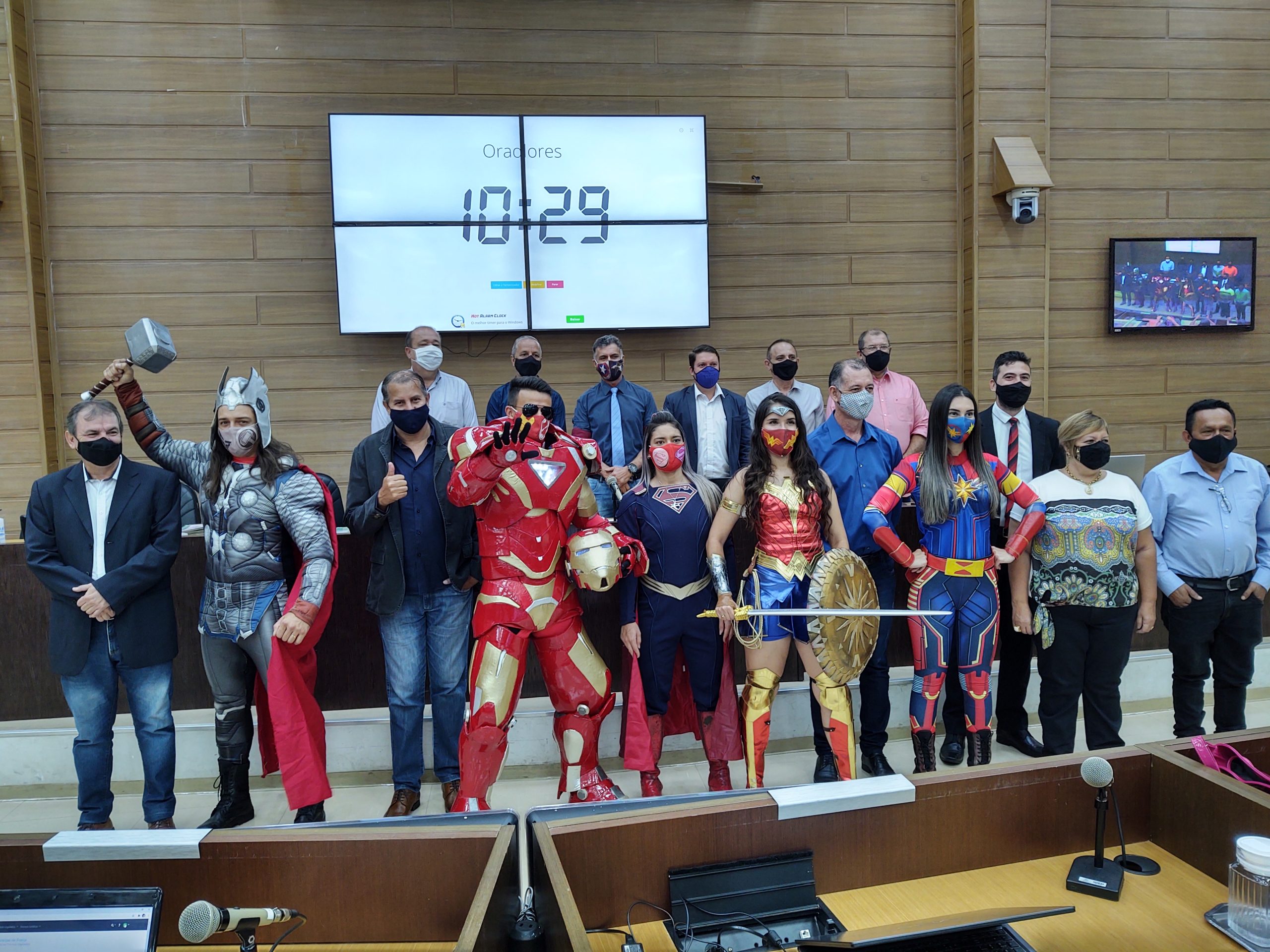 Vereadores recebem super-heróis para anunciar campanha de alimentos
