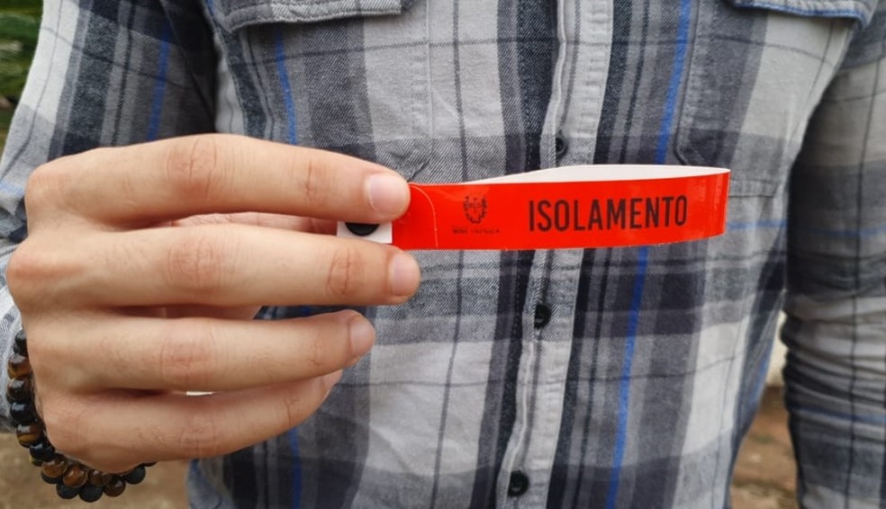 Radicalizou a polêmica: Moradores com Covid-19 devem usar pulseira de identificação