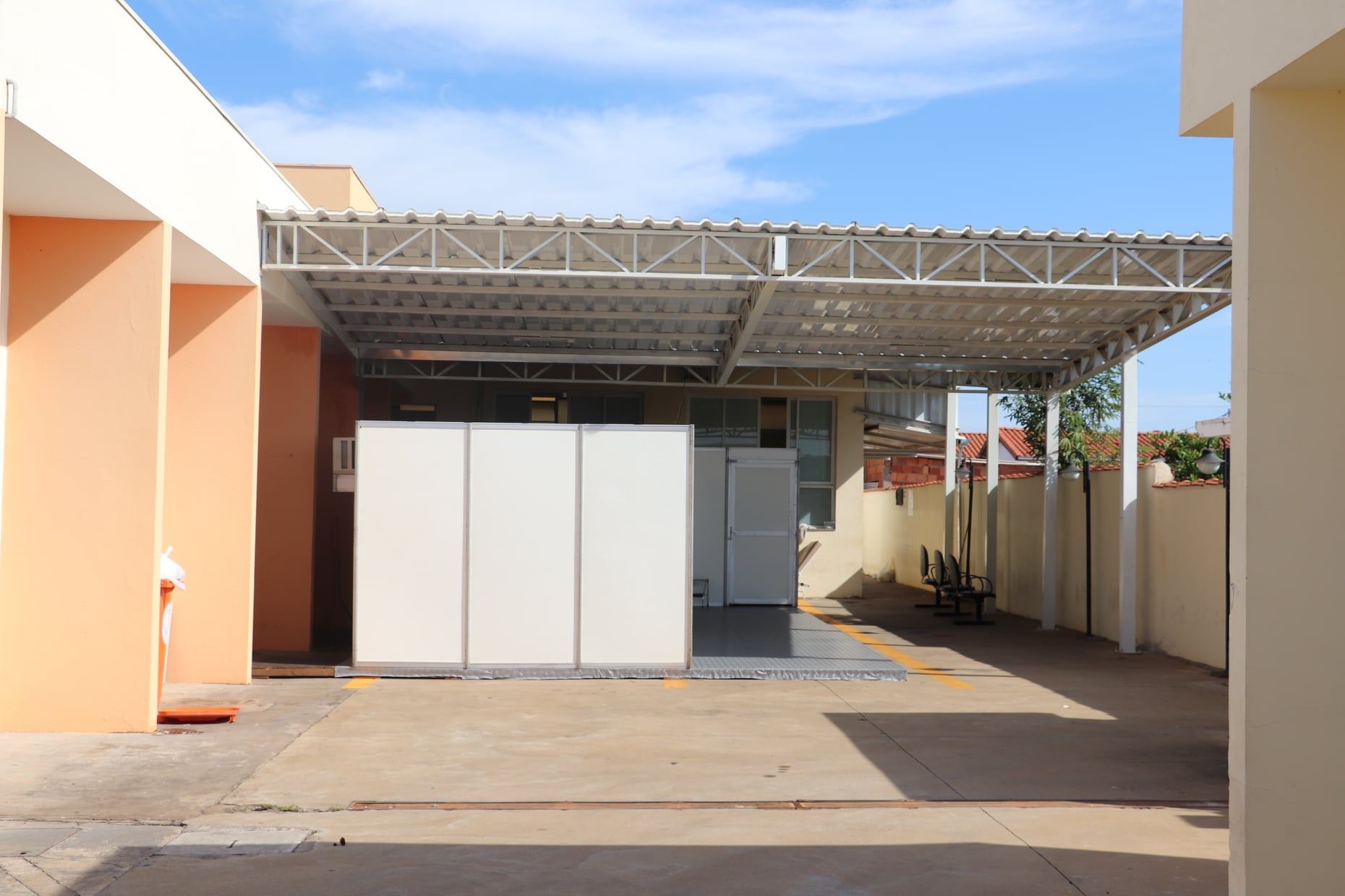 Tendas são instaladas para atender população com sintomas de Covid em Rifaina