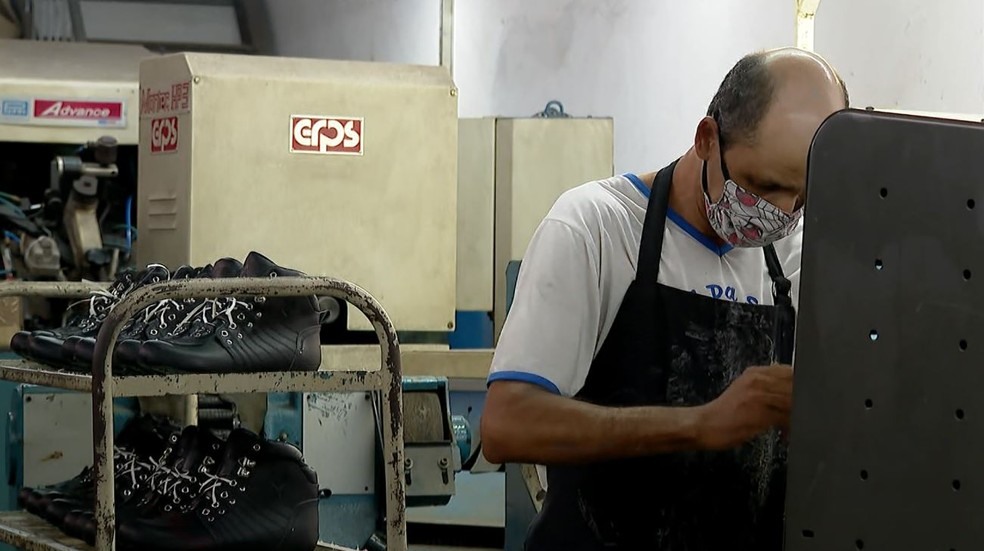 Trabalhador em fábrica de calçados em Franca, SP — Foto: Jefferson Severiano Neves/EPTV