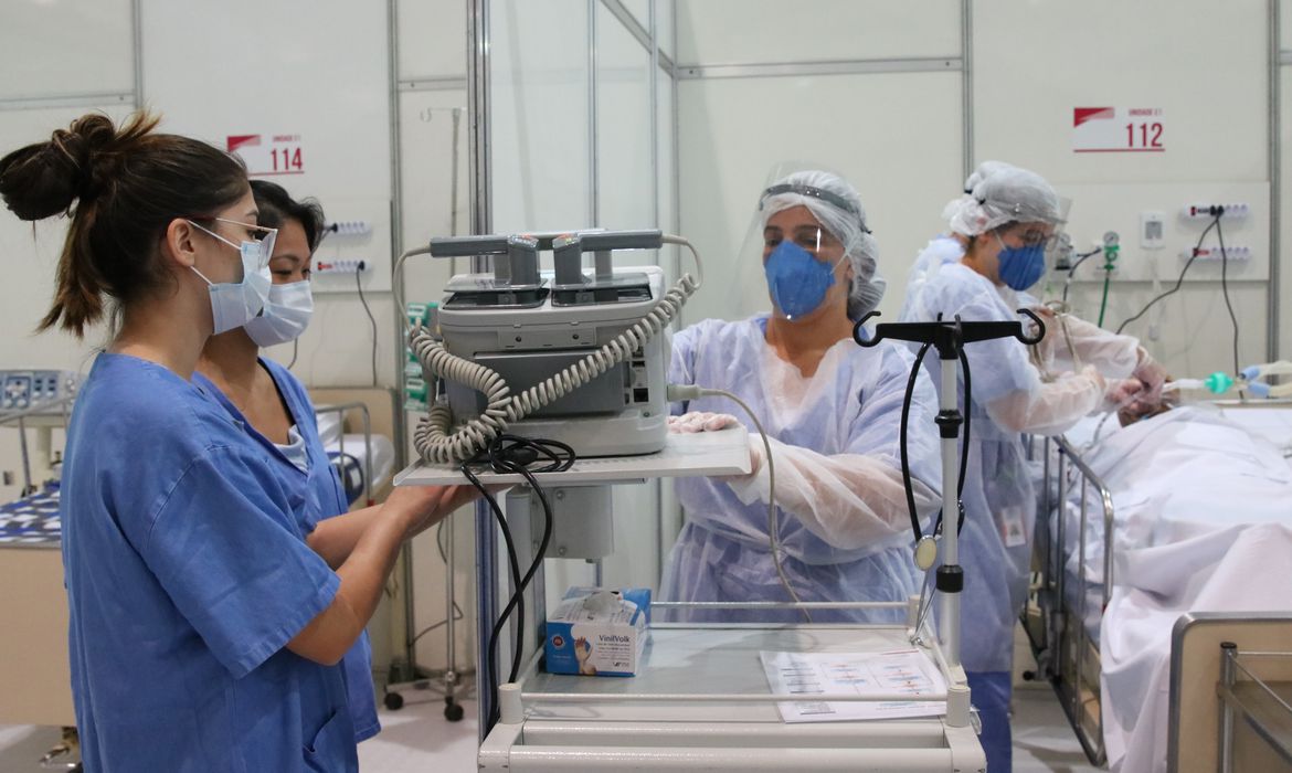Com hospitais lotados por Covid-19, mais pacientes jovens e graves ocupam UTIs