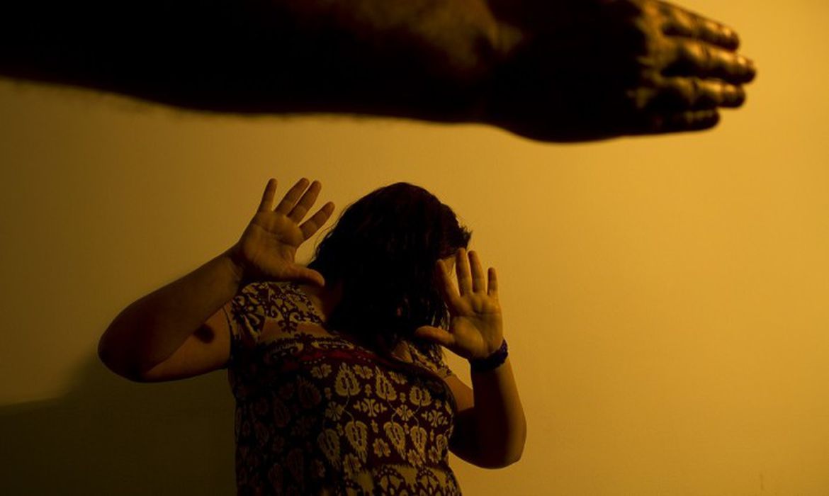 Denúncias de violência contra a mulher somam 105,6 mil em 2020, aponta ministério