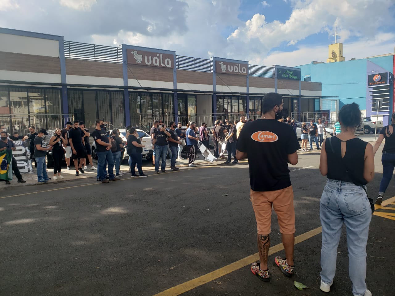 Donos de restaurantes fazem manifesto e lutam pelo retorno das atividades