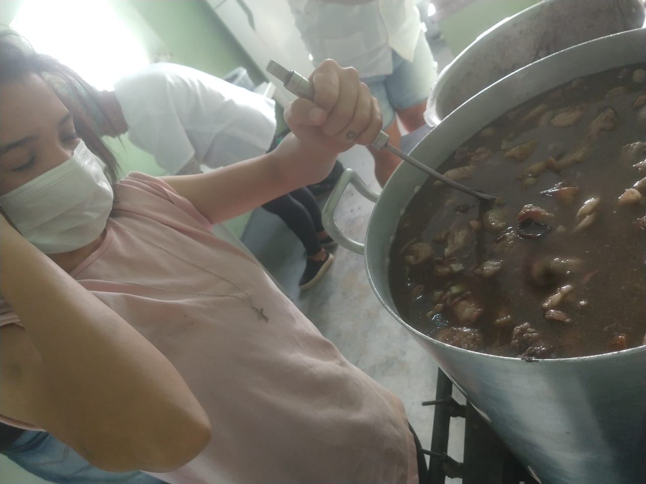 Coletivo Arco Iris prevê atender mais de 500 pessoas no almoço da Páscoa