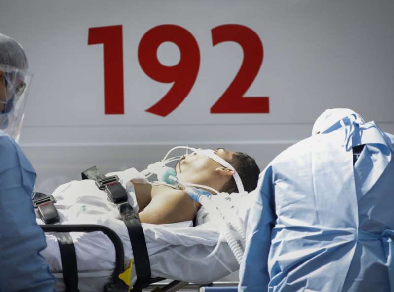 2 a cada 3 pacientes com covid-19 internados em UTIs de hospitais brasileiros não resistiram e morreram pela doença