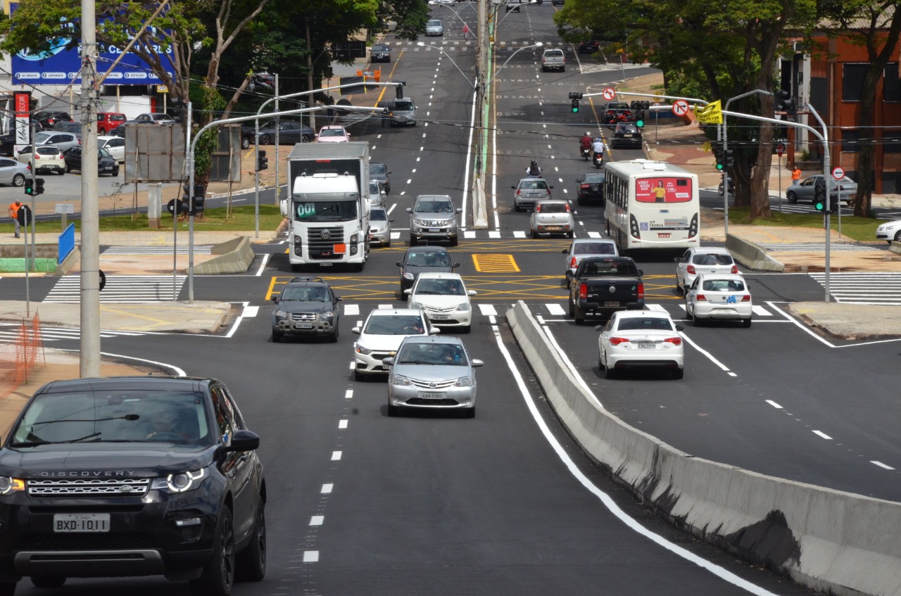 Trânsito no cruzamento da avenida Champagnat segue liberado mesmo em fase de testes