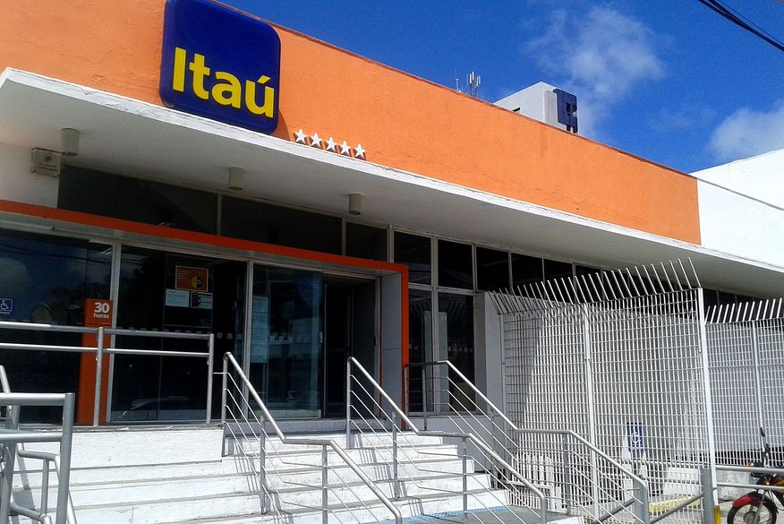 Banco Itaú demitiu funcionários que pediram auxílio emergencial de forma indevida