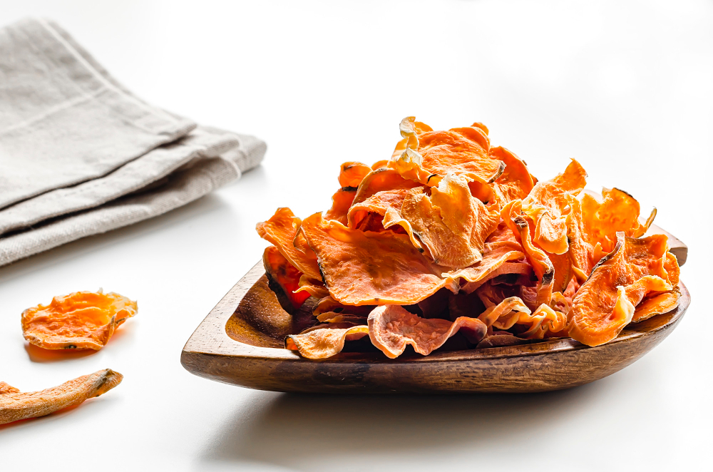 Aprenda a fazer deliciosos e saudáveis chips de batata-doce no microondas