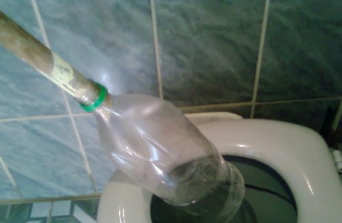 Vaso sanitário entupido? Veja passo a passo como resolver o problema com garrafa pet - Jornal da Franca