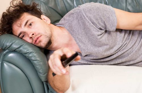 Você passa muitas horas por dia no sofá? Veja quais são os efeitos para o seu corpo - Jornal da Franca
