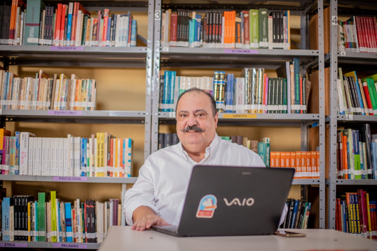 Marcelo Squilante, agente de Inovação do Inova CPS na região de Franca, atende na ETEC Dr. Júlio Cardoso. Foto: Jorge Secco